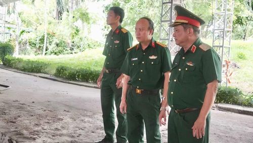 Thủ trưởng Bộ Tư lệnh Quân khu 7 và Bộ Tư lệnh Thành phố theo sát hiện trường khu vực tìm kiếm.