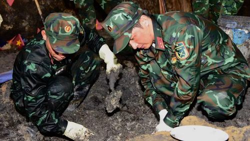 Lực lượng tìm kiếm làm việc trong buổi sáng 10/7.
