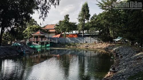 Khu vực tìm kiếm hài cốt liệt sĩ nằm cạnh khu vực hồ nước trong Công viên Lê Thị Riêng.