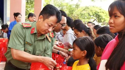 Thượng tá Huỳnh Thanh Hậu trao tặng những suất học bổng và quà cho các em thiếu nhi có hoàn cảnh khó khăn trên địa bàn phường Bình Minh.