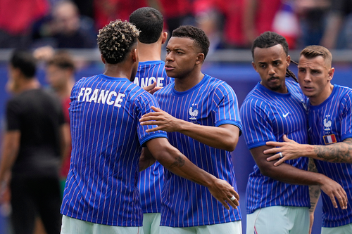 Mbappe và các đồng đội khởi động trước trận đấu. Ảnh: AP