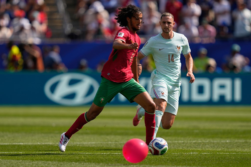 Ayyoub Bouaddi (áo đỏ, quần xanh). Ảnh: Sky Sports