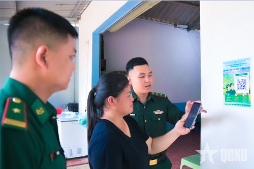 Cán bộ Đồn Biên phòng Bảo Lâm hướng dẫn người dân sử dụng “Hòm thư điện tử ẩn danh tiếp nhận thông tin tố giác tội phạm”.