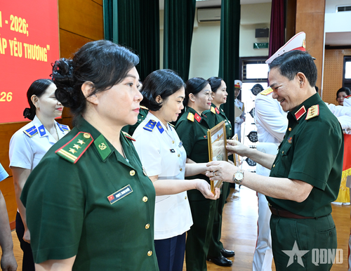 Thượng tướng Phạm Trường Sơn trao thưởng tặng các tập thể, cá nhân có thành tích xuất sắc trong Chương trình “Mẹ đỡ đầu” giai đoạn 2021 - 2026. Ảnh: TRỌNG HẢI