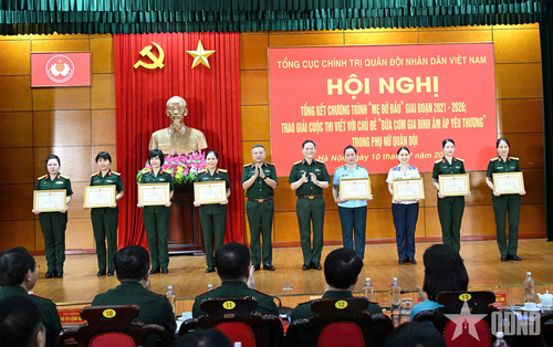 Thượng tướng Lê Quang Minh, Thượng tướng Phạm Trường Sơn trao thưởng tặng các tập thể, cá nhân có thành tích xuất sắc trong Chương trình “Mẹ đỡ đầu” giai đoạn 2021 - 2026. Ảnh: TRỌNG HẢI