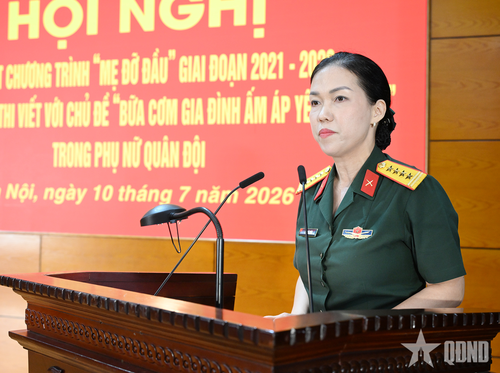 Đại tá Phan Ái Xuân, Phó trưởng ban Phụ nữ Quân đội phát biểu tại hội nghị.