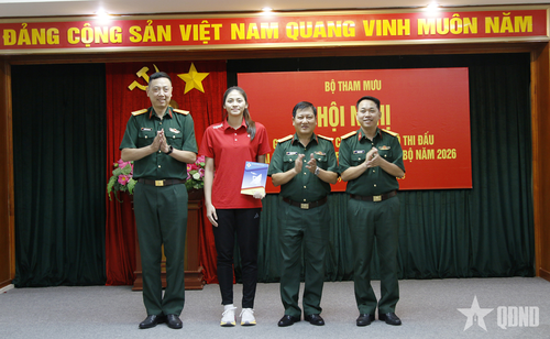  Đại tá Phạm Văn Thắng trao giấy khen tặng vận động viên xuất sắc. 
