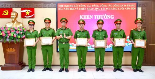 Đại tá Nguyễn Hà Lai trao Giấy khen của Giám đốc Công an TP cho các tập thể, cá nhân Phòng cảnh sát điều tra tội phạm về ma túy.