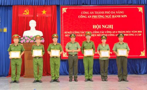 Đại tá Nguyễn Xuân Hoàng trao giấy khen của Giám đốc Công an TP cho các tập thể, cá nhân Công an phường Ngũ Hành Sơn.