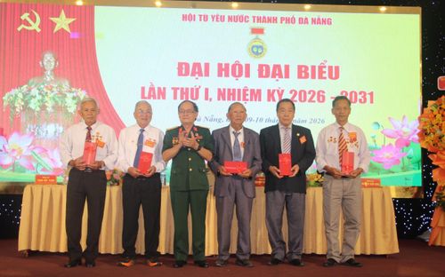 Tặng hoa cho các đồng chí không tham gia Ban Chấp hành mới.