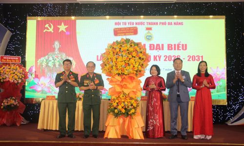 Lãnh đạo thành phố tặng hoa chúc mừng đại hội.