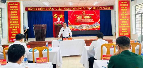 Chủ tịch UBND xã Nguyễn Tấn Khoa phát biểu tại hội nghị.