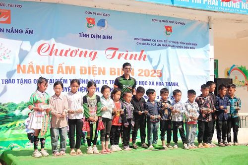 Sau mỗi chuyến đi, Lương Trí Vĩnh cùng cộng đồng gây quỹ, trao nhu yếu phẩm đến trẻ em vùng cao. Với anh, điều quý giá nhất không phải những gì mình mang đến, mà là những bài học nhận lại từ chính các em.
