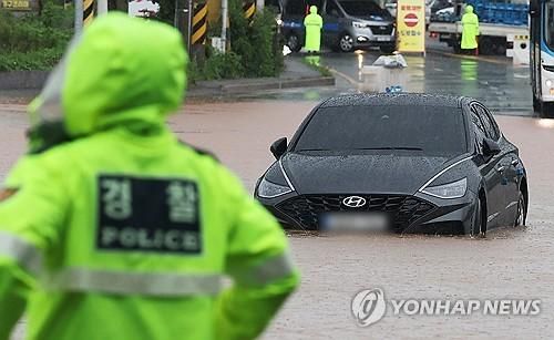  Một con đường ở thành phố Siheung, cách Seoul khoảng 25km về phía Nam, bị ngập lụt. Ảnh: Yonhap 