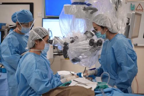 Không dừng ở đó, robot còn mở ra phương pháp phẫu thuật tái tạo hoàn toàn mới khi giúp bác sĩ nối vi mạch qua đường rạch giấu phía sau chân tóc thay vì tạo vết mổ lớn ở cổ, nhờ đó cải thiện tính thẩm mỹ, giảm tổn thương hệ bạch huyết, hạn chế phù nề và hỗ trợ bệnh nhân phục hồi khả năng nói, nuốt sau điều trị ung thư hiệu quả hơn.