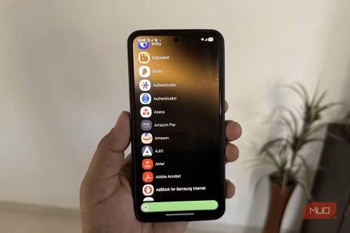 Ở nhóm tùy biến giao diện, KISS Launcher chỉ nặng khoảng 250KB nhưng vẫn mang đến khả năng tìm kiếm thông minh, cho phép mở nhanh ứng dụng, danh bạ, cài đặt hay tìm kiếm trên web ngay từ màn hình chính, góp phần tăng tốc thao tác trên cả những smartphone Android cấu hình tầm trung hoặc đời cũ. (Ảnh: MUO)