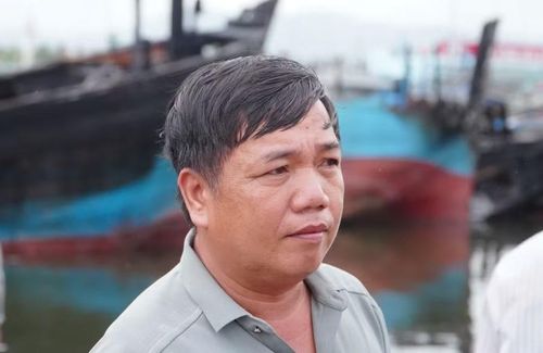 Ông Nguyễn Thanh Hoàng đỏ hoe mắt nhìn tài sản của gia đình trở thành tro tàn.