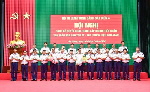 Thủ trưởng BTL Vùng Cảnh sát biển 4 cùng chỉ huy các cơ quan, đơn vị tặng hoa chúc mừng và chụp ảnh lưu niệm với cán bộ, chiến sĩ Khung tàu CSB 4043.
