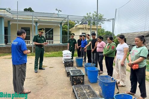 Đồn Biên phòng Quang Chiểu trao con giống gia cầm cho các hộ phụ nữ nghèo của xã biên giới Quang Chiểu. Ảnh: Đơn vị cung cấp