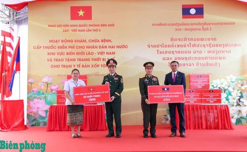 Đại tướng Phan Văn Giang và Đại tướng Khăm Liêng - Ụ Thạ Cay Sỏn trao thiết bị tặng Trạm Y tế bản Xốp Tờng. Ảnh: Phan Giang