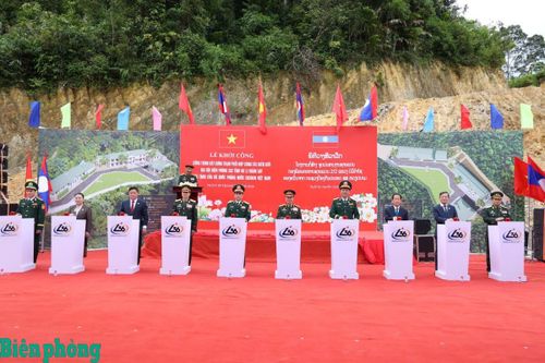 Đại tướng Phan Văn Giang và Đại tướng Khăm Liêng - Ụ Thạ Cay Sỏn cùng các đại biểu hai nước bấm nút khởi công xây dựng công trình Trạm phối hợp công tác biên giới, Đại đội Biên phòng 252. Ảnh: Phan Giang