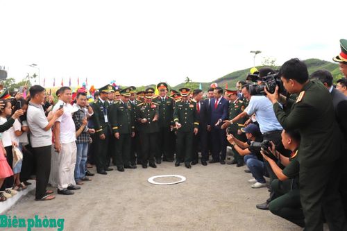 Hai đồng chí Bộ trưởng cùng tham gia chơi môn bi sắt. Ảnh: Viết Lam