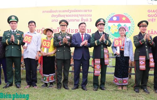Hai đồng chí Bộ trưởng cùng các đại biểu trao bò giống cho đại diện những hộ gia đình nghèo trên địa bàn. Ảnh: Viết Lam