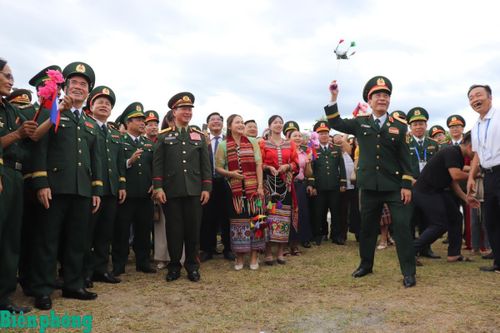 Hai đồng chí Bộ trưởng cùng các đại biểu tham gia trò chơi ném còn, nét đẹp văn hóa của đồng bào dân tộc Thái ở Nghệ An. Ảnh: Viết Lam