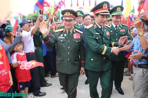 Nhân dân thôn Thủy Phong và bản Xốp Tờng chào đón Đoàn đại biểu cấp cao Bộ Quốc phòng hai nước Việt Nam và Lào đến dự ngày hội. Ảnh: Viết Lam