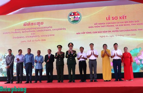 Hai đồng chí Phó Thủ tướng Chính phủ, Bộ trưởng Bộ Quốc phòng chụp ảnh lưu niệm với cán bộ, nhân dân hai thôn, bản kết nghĩa. Ảnh: Viết Lam