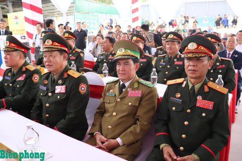 Đoàn đại biểu cấp cao Bộ Quốc phòng Lào dự lễ sơ kết. Ảnh: Viết Lam