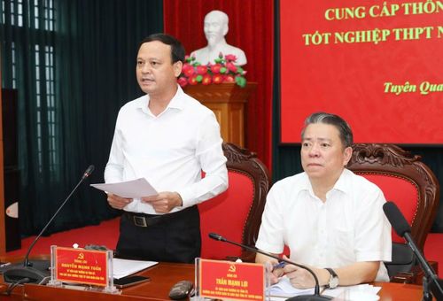 Ông Nguyễn Mạnh Tuấn, Phó Chủ tịch Thường trực UBND tỉnh Tuyên Quang (người đứng) trao đổi tại họp báo.