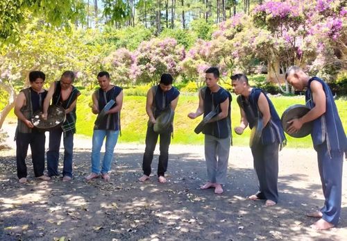 Già làng dạy cồng chiêng dưới chân núi Lang Biang.
