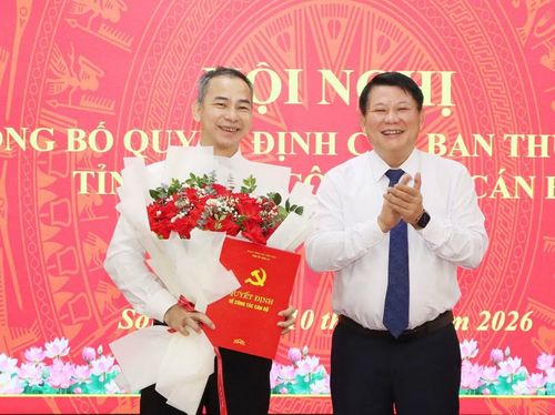 Ông Lò Minh Hùng trao quyết định điều động ông Huỳnh Anh Tuấn giữ chức Phó Bí thư Đảng ủy các cơ quan Đảng tỉnh.