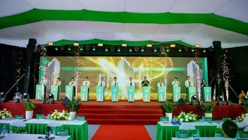 Các đại biểu thực hiện nghi lễ khởi công dự án khu nhà ở xã hội Him Lam Phúc Lợi - Ảnh: Thùy Linh