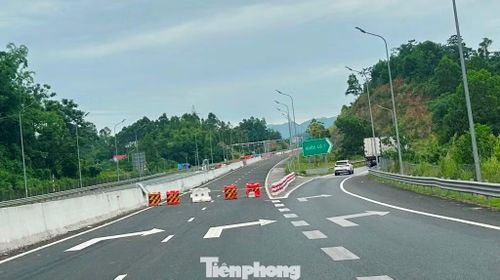  Được yêu cầu thông xe vào 19/5 nhưng hiện cao tốc Chi Lăng - Hữu Nghị đoạn đến TP Lạng Sơn cũ vẫn rào đường, xe phải đi vào QL1 cũ. 