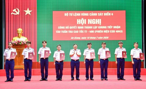 Bộ Tư lệnh Vùng Cảnh sát biển 4 trao các quyết định công tác cán bộ và quân lực cho Khung tàu CSB 4043.