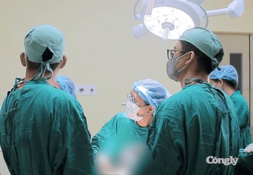 Các bác sĩ tiến hành gắp dị vật cho bé trai.