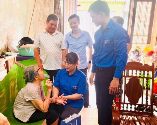 Thăm hỏi, tặng quà người có công với cách mạng