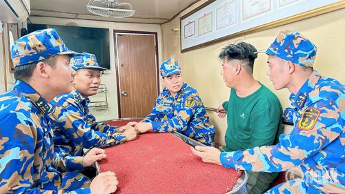 Cán bộ, chiến sĩ Tàu 797 thăm hỏi, động viên, thuyền trưởng tàu cá gặp nạn.