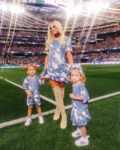 Paris Hilton đưa 2 con ra sân trước giờ bóng lăn.