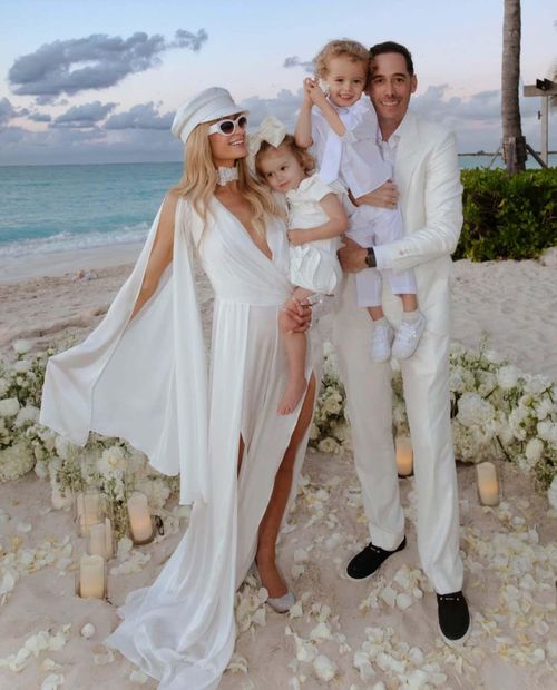 Paris Hilton cùng chồng và 2 con.