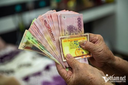 Dù nhiều lần điều chỉnh, lương tối thiểu vẫn chưa theo kịp chi phí sinh hoạt của nhiều người lao động. Ảnh minh họa: Hoàng Hà
