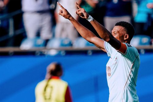 Mbappe hỏng phạt đền rồi ghi siêu phẩm. Ảnh: FFF