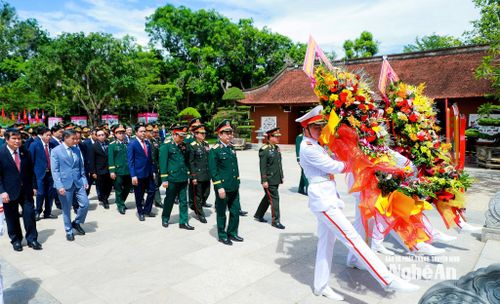 Đoàn đại biểu thành kính dâng hoa tưởng niệm Chủ tịch Hồ Chí Minh. Ảnh: Thành Duy
