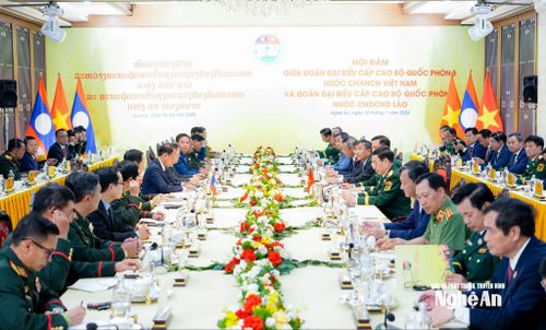 Hội đàm giữa Bộ trưởng Bộ Quốc phòng Việt Nam và Bộ trưởng Bộ Quốc phòng Lào. Ảnh: Phạm Bằng