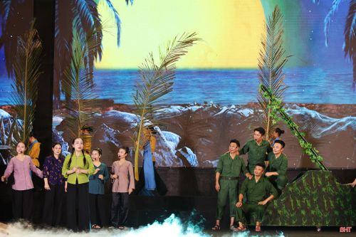 Chương 1 “Trận địa bên bờ sóng” mở ra không gian biển trời Cổ Đạm thanh bình với sân khấu bán thực cảnh, những ụ pháo dưới hàng dừa xanh và hình ảnh đoàn quân ra trận.