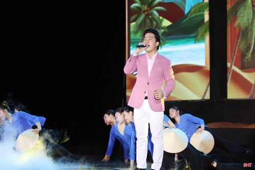 Ca khúc "Nơi ấy quê mình" với phần thể hiện của ca sĩ Thanh Tài, tốp múa Đoàn văn công Quân khu 4 và Vũ đoàn Sen Việt kết lại chương 2 trong không khí sâu lắng, đậm tình quê, để lại nhiều cảm xúc trong lòng khán giả.