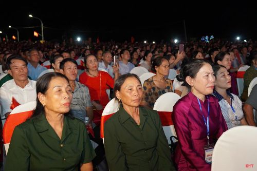 Đại biểu xúc động theo dõi chương trình.