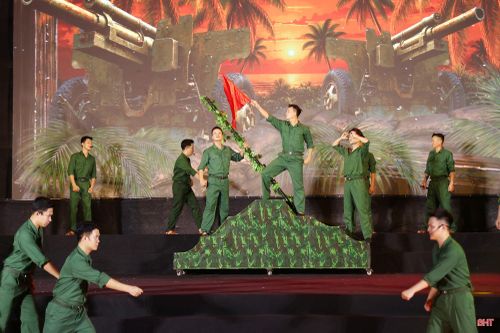 Chương mở đầu tái hiện những ngày đầu Đại đội Pháo binh 45 Hà Tĩnh về bảo vệ vùng biển Nghi Xuân (cũ).